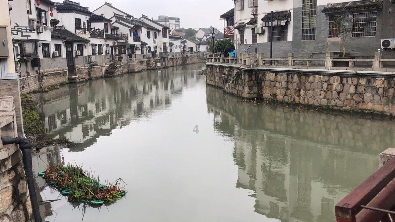 网友拍日照金山录下温暖一幕：男子不慎落水，岸边游客手拉手援救